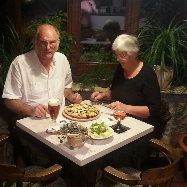 Bowling Scheune & Pizzeria Heise Paar am Tisch